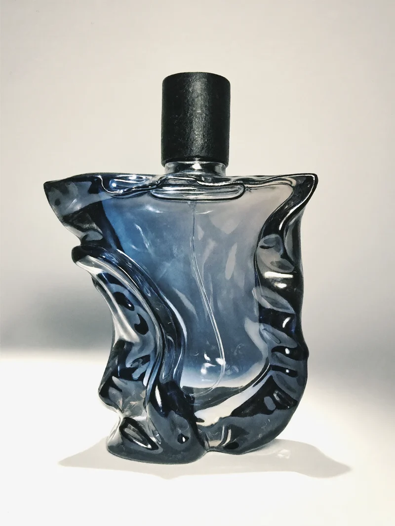 Studiu ilustrat: flacon de parfum din sticlă, fără text